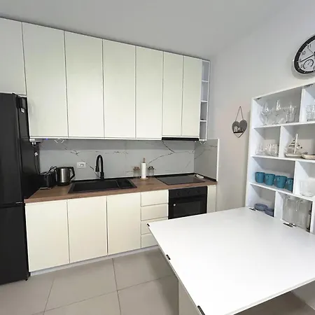 Apartment Sunshine Qerret-golem Beach-self-check-in